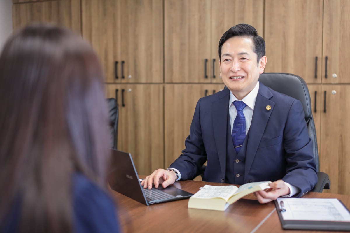 相談室で法律相談をする佐藤英之弁護士(仙台弁護士会所属)