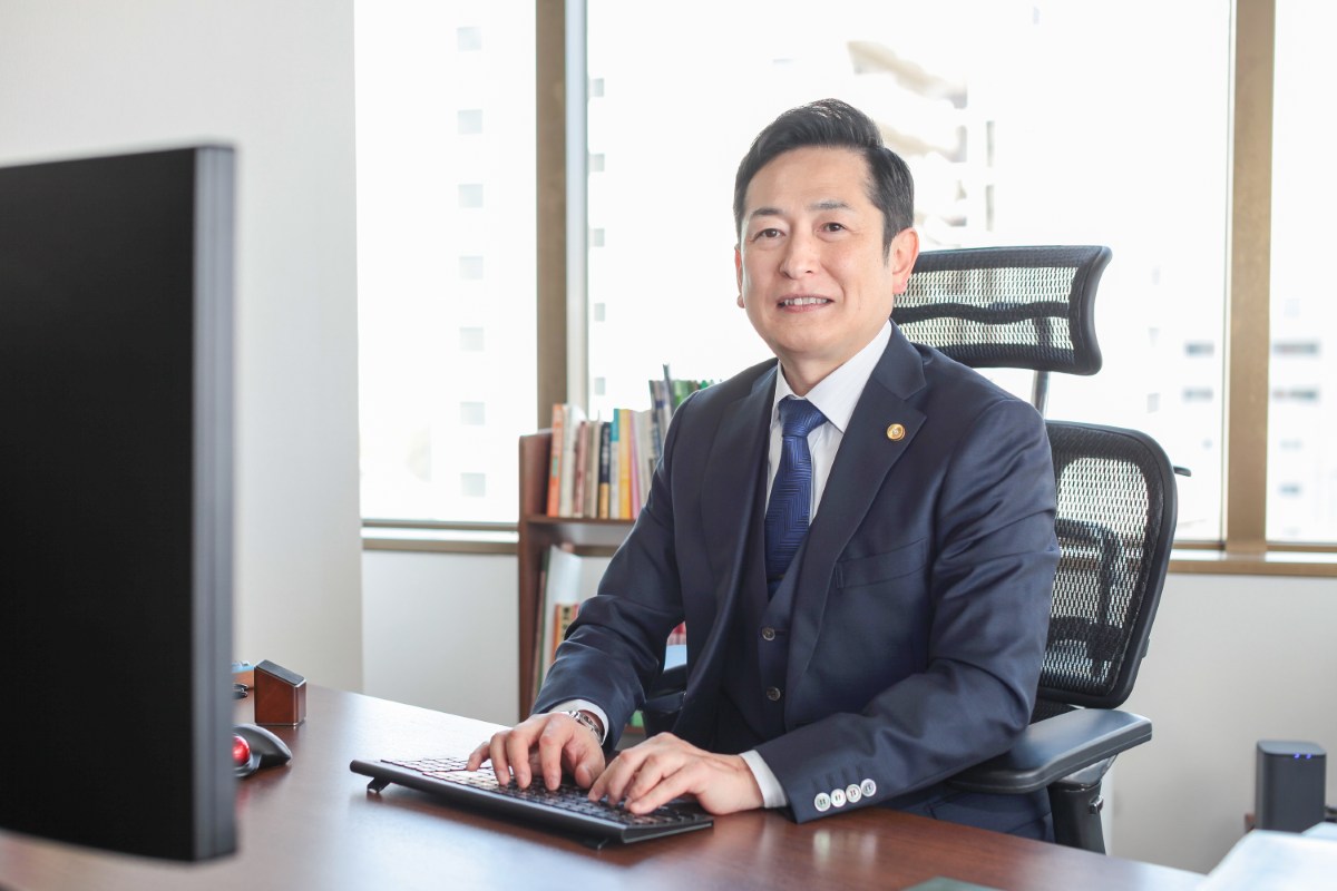 パソコンで事務作業を行う佐藤英之弁護士(仙台弁護士会所属)