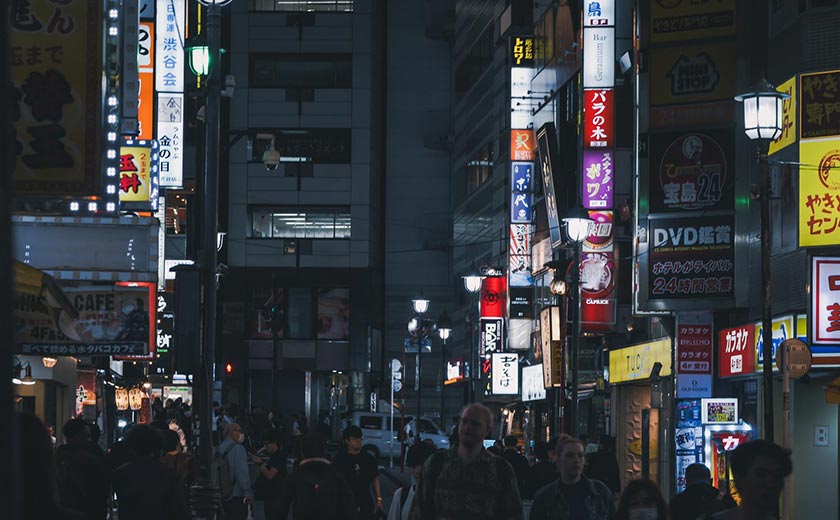 夜の繁華街