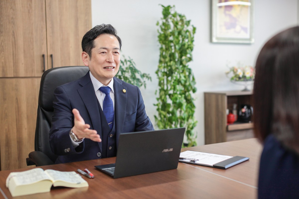 相談室で依頼者に説明をする佐藤英之弁護士(仙台弁護士会所属)